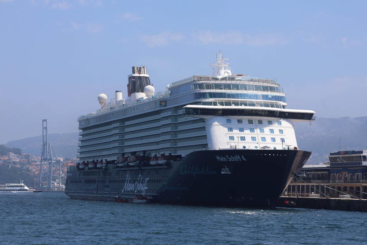 El crucero Mein Schiff 4, del grupo TUI, en una escala en Vigo el pasado verano.