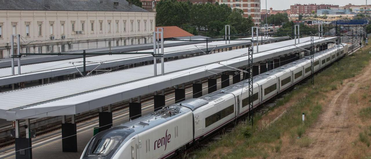 Un Talgo Avril en pruebas de homologación, apartado en la estación de ferrocarril de Zamora.