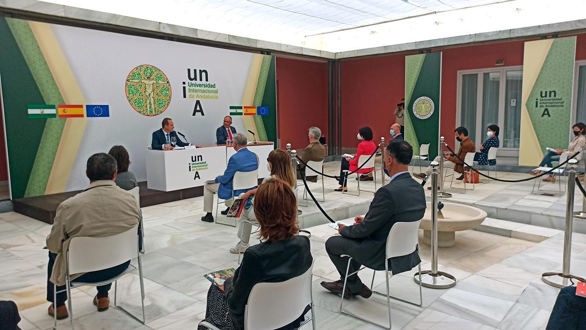 Juan Eslava, Elvira Lindo y Arantxa González Laya, en los Cursos de Verano de la UNIA