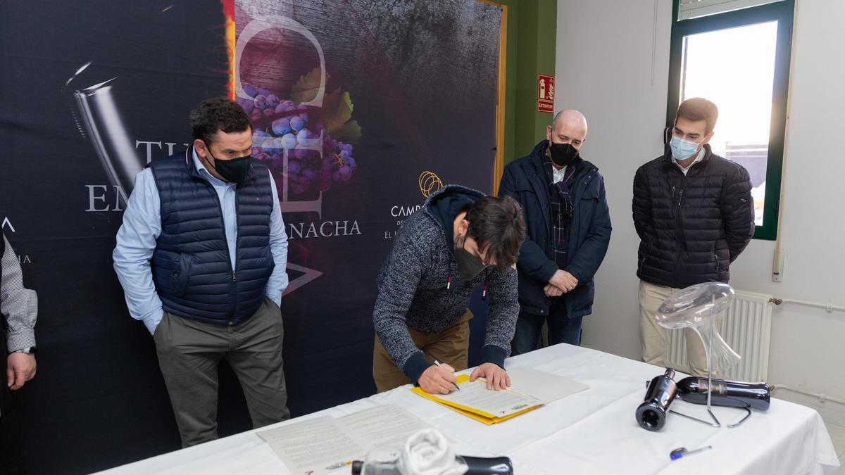 Representantes del IES Juan de Lanuza y de la DOP Campo de Borja firman el acuerdo de colaboración.