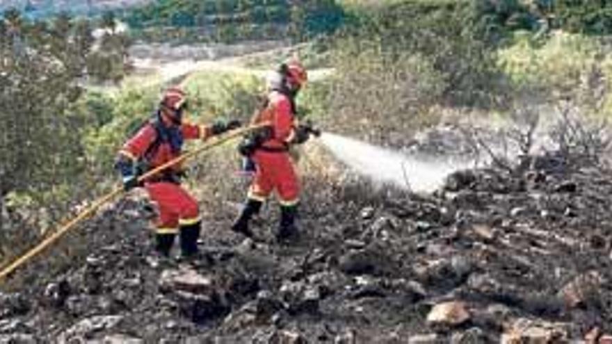 Dos bomberos trabajan en la extinción del fuego, ayer en Valencia.