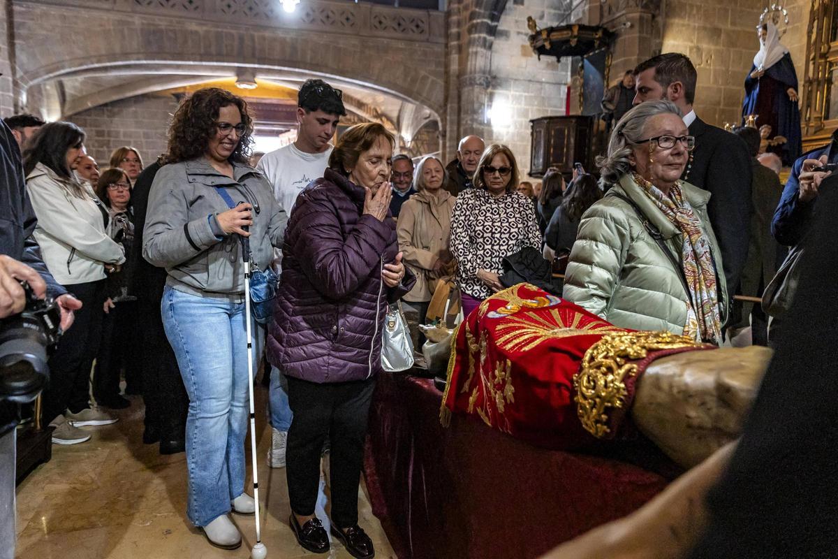 Devotos veneran el Crist de la Sang