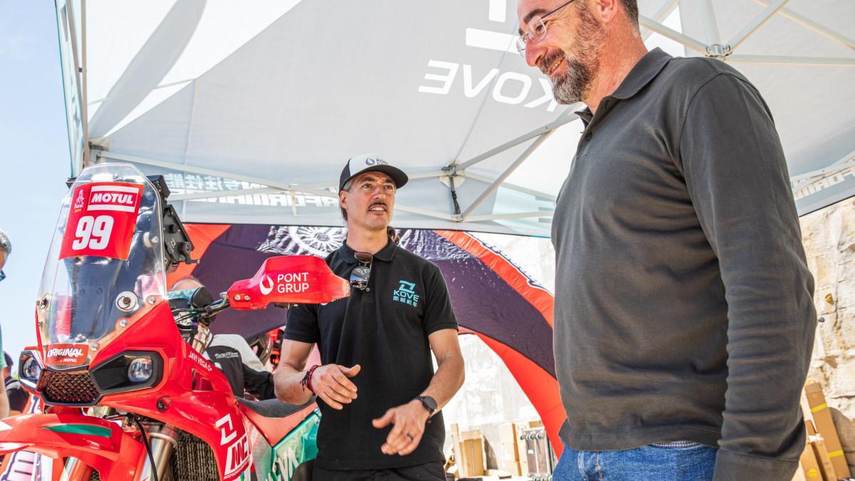 El piloto Javi Vega junto al alcalde de Colmenar Viejo, Carlos Blázquez