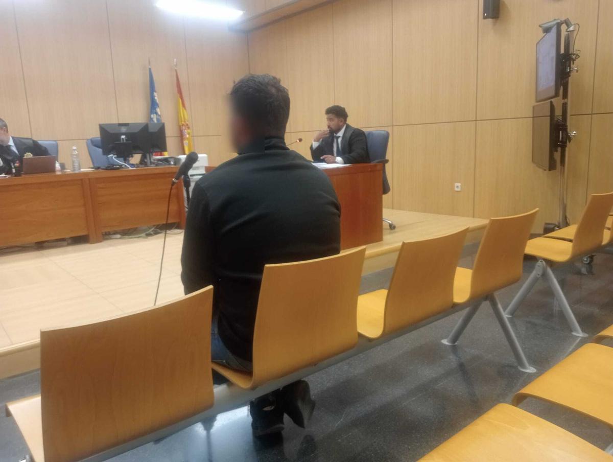 El acusado, ayer, frente al tribunal que juzga los hechos.