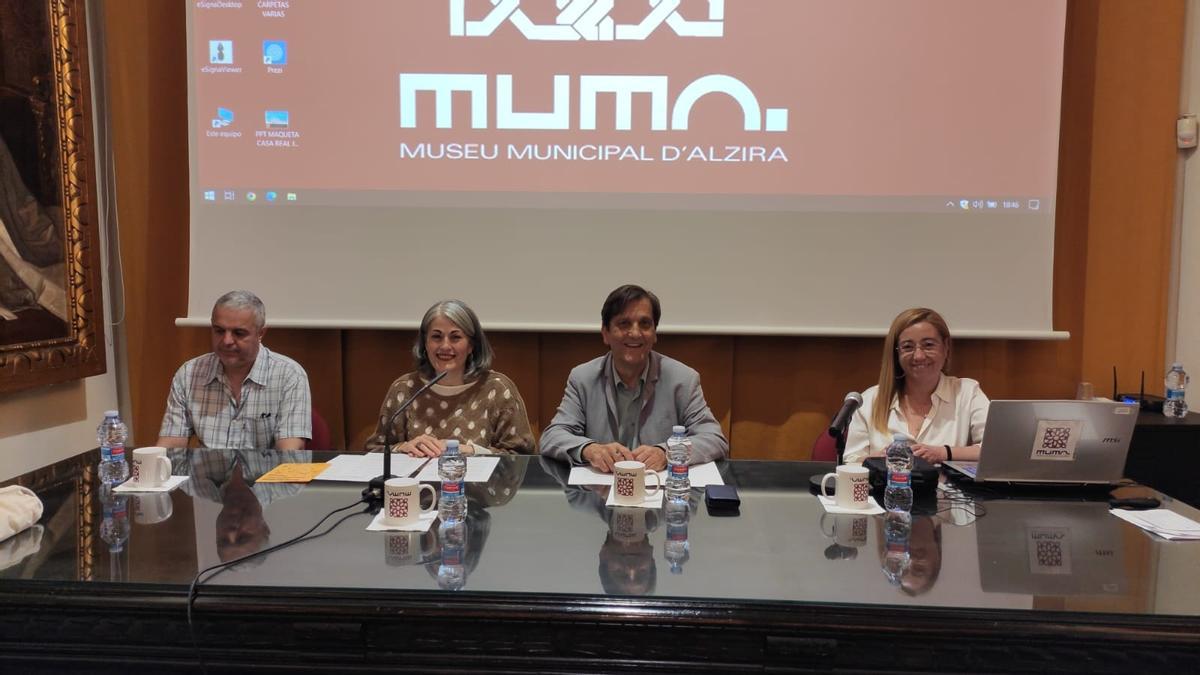 El modelista Enrique Ángel Sanz, la directora del MUMA, Mónica Ibáñez; el alcalde, Alfons Domínguez, y la arqueóloga María Clausi.