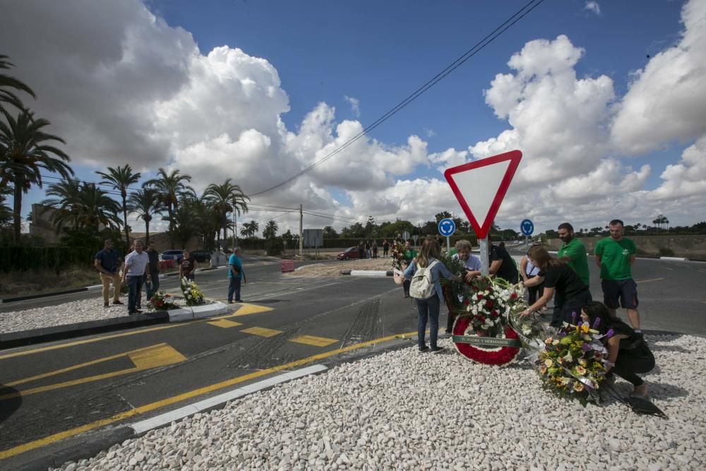 Una treintena de familiares y amigos homenajean al joven que sufrió un accidente mortal en la rotonda de la carretera de Santa Pola y piden más seguridad