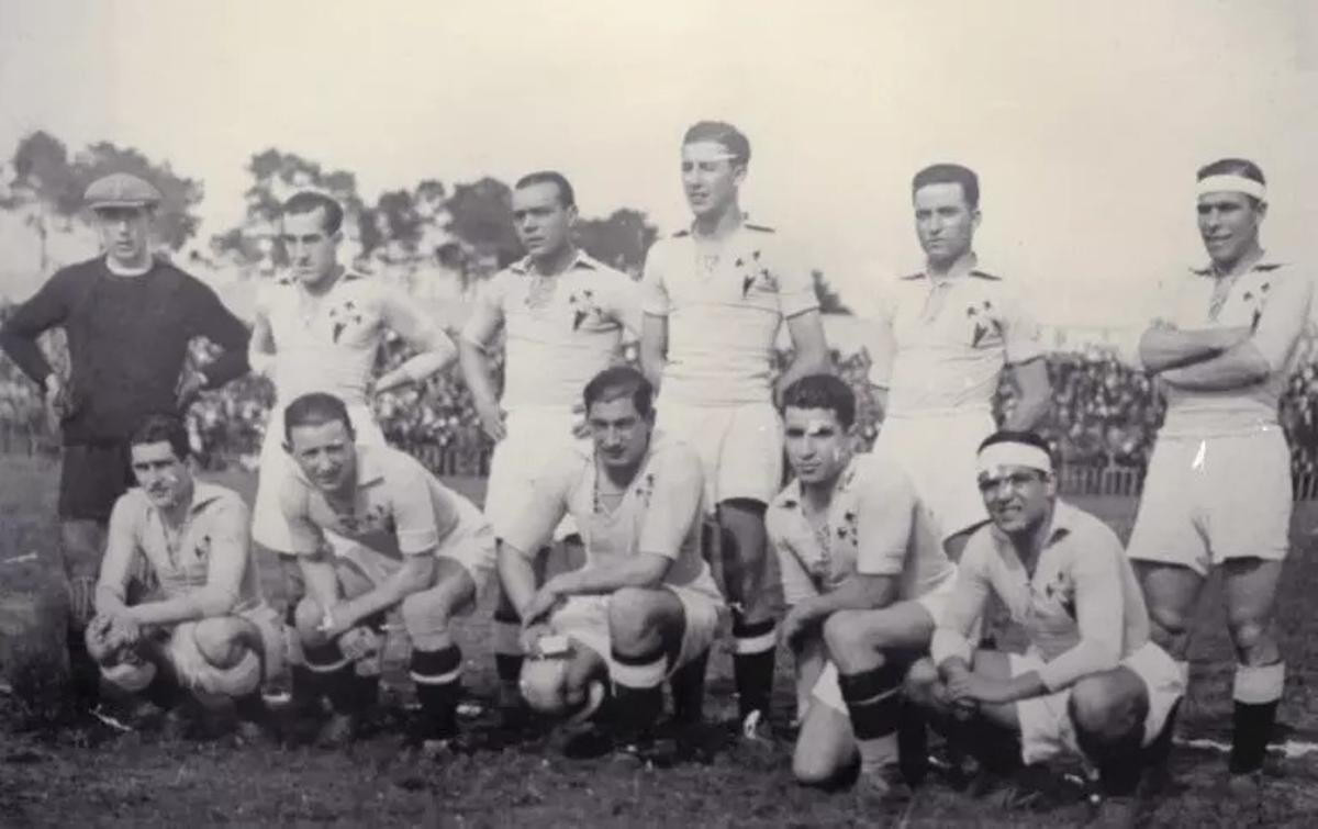 El Celta de 1936, antes de empezar un partido en segunda división.