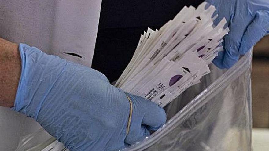 Una treballadora prepara el material per fer proves PCR.