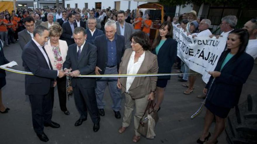 El presidente del Gobierno de Canarias, Paulino Rivero, corta la cinta de apertura de Feaga con la ayuda del presidente del Cabildo, Mario Cabrera, ayer. | fuselli