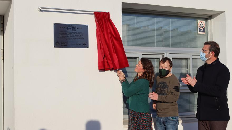 Una placa en Son Moix para Miquel Jaume en el primer aniversario de su fallecimiento