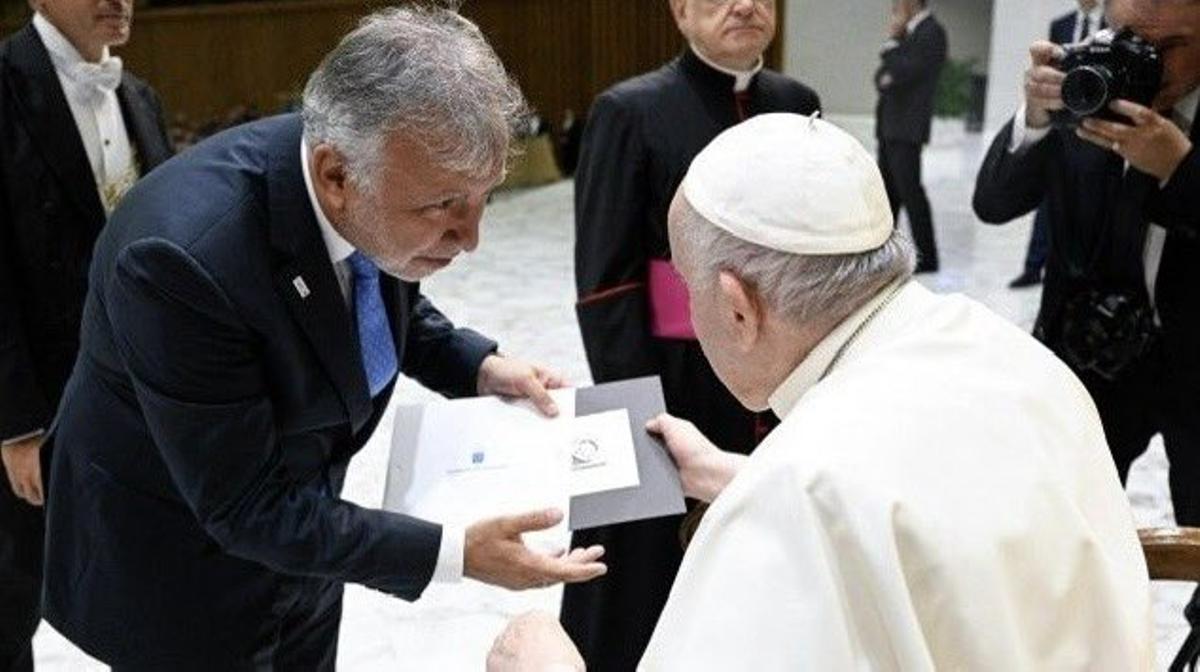 Ángel Víctor Torres en su visita al anterior papa, Francisco I