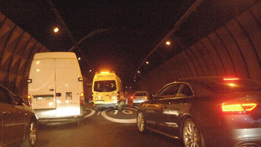 Un herido y largas retenciones por una colisión en el túnel Julio Luengo