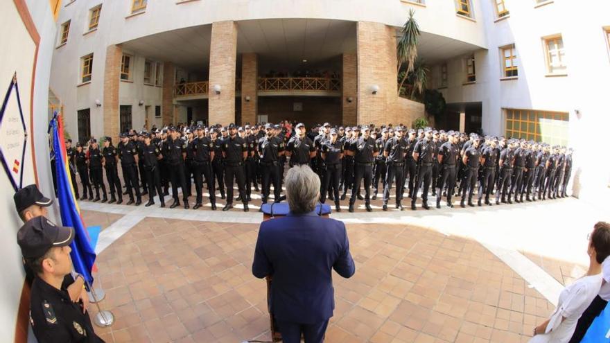 El delegado del Gobierno en Andalucía, Lucrecio Fernández, se dirige a los 205 policías llegados.