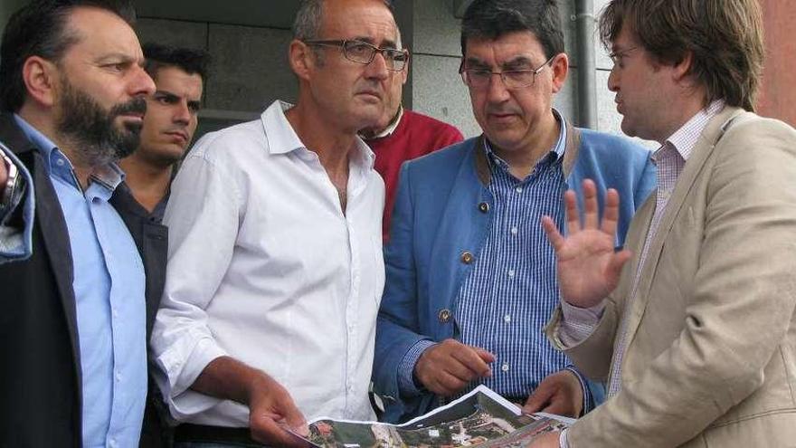 Paco Ferreira y Juan González, alcaldes de Gondomar y Nigrán, ayer, con López Chaves y Menéndez. // D. P.