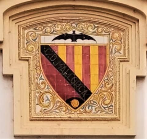 Antiguo escudo del RCD Mallorca en la entrada del Lluís Sitjar.
