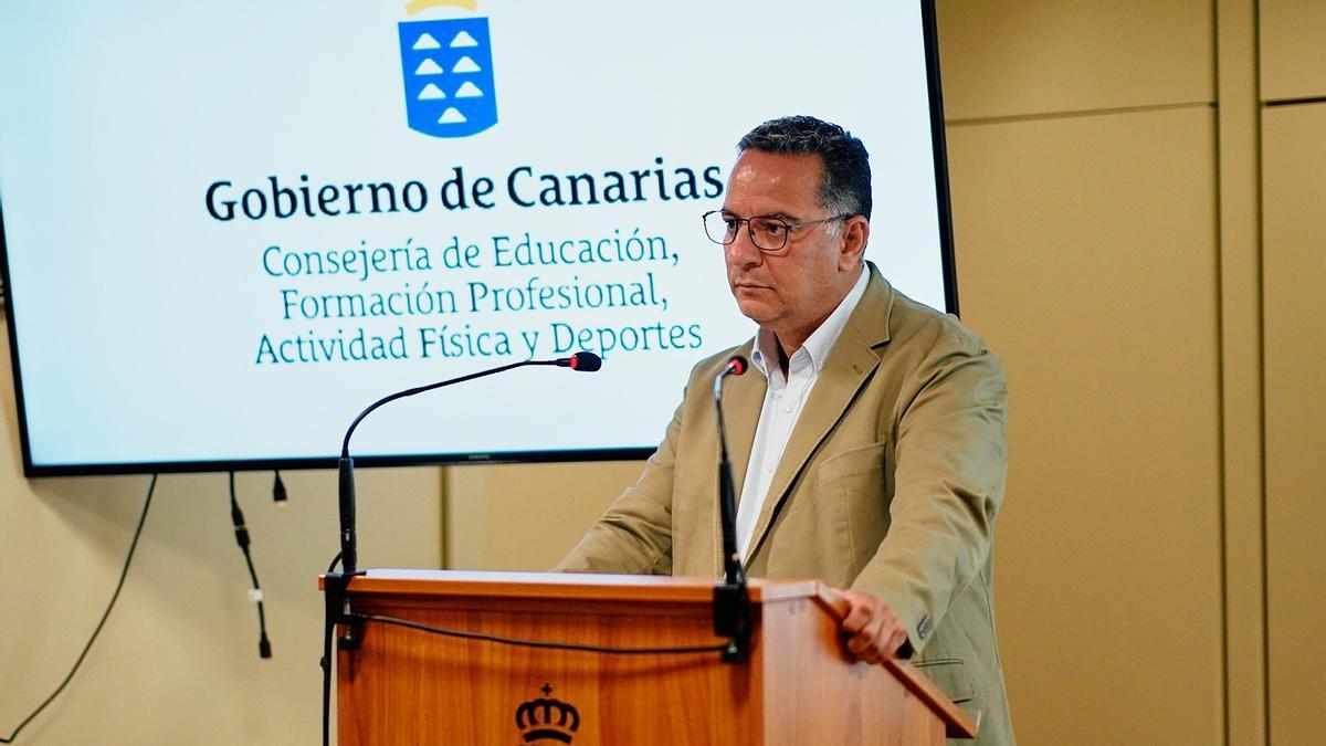 El consejero de Educación, Poli Suárez, durante su intervención ayer ante los medios.
