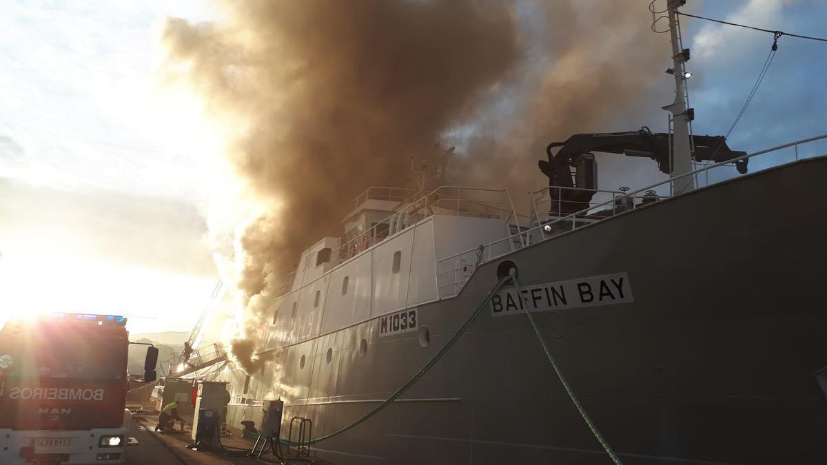 Incendio de un pesquero en el puerto de Vigo