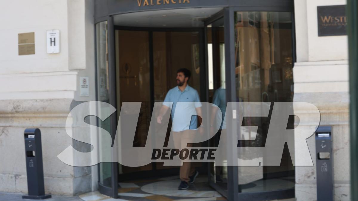 Solís, saliendo del Westin tras una reunión conla cúpula del Valencia CF