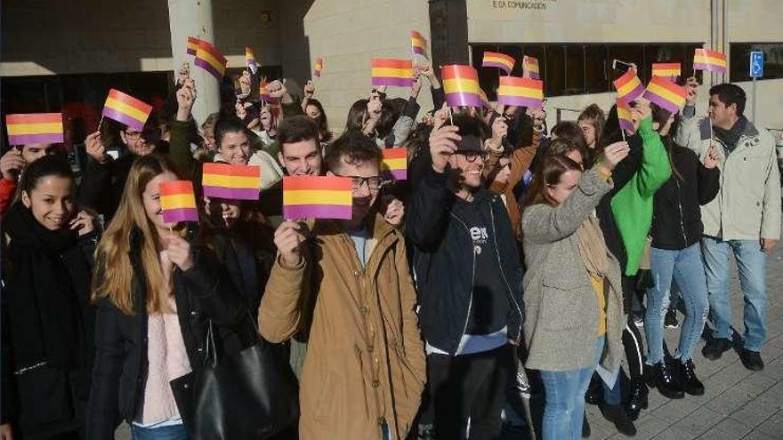 Participantes en la concentración de ayer. // R. Vázquez