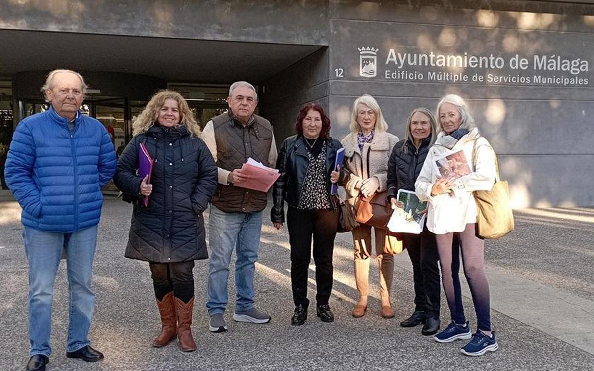 Vecinas afectadas por las obras en la calle Torre de San Telmo y representantes vecinales este lunes, en la Gerencia de Urbanismo.