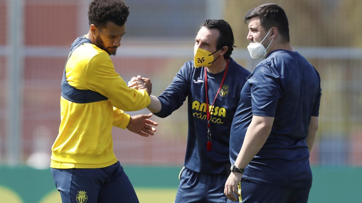 Unai Emery saluda a Capoue, uno de los jugadores más destacados en el tramo final del pasado curso.