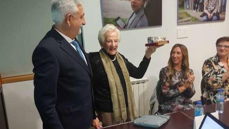 Adela Álvarez recibe el galardón de manos del presidente de &quot;La Pegarata&quot;, Fernando Rodríguez Pandiella.