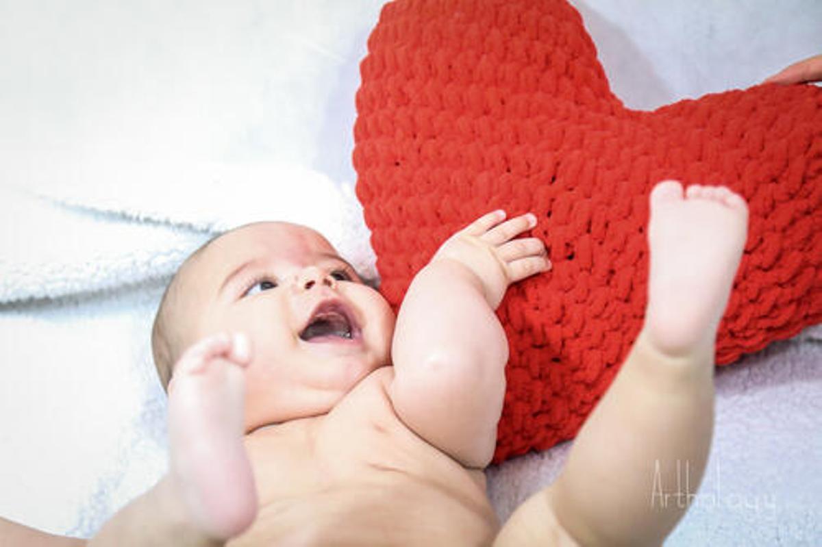 Un infant amb un cor, imatge de l'Associació de Cardiopaties Congènites