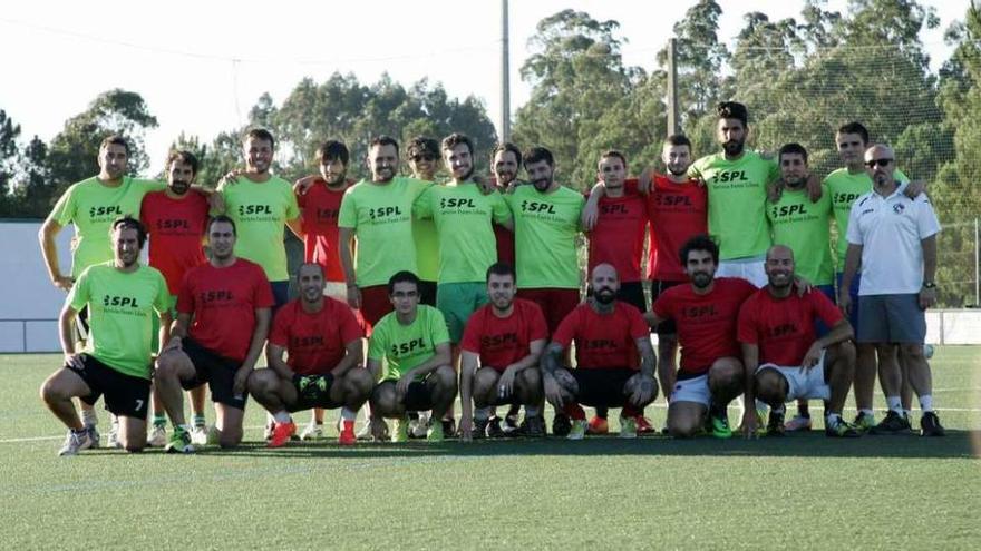 El Irmandinhos inició ayer la pretemporada en el campo de Figueiroa. // Bernabé/Cris M.V.