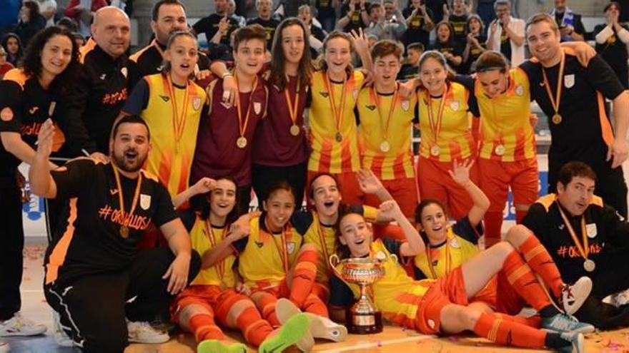 Celebració del títol de la selecció catalana infantil femenina amb el trofeu