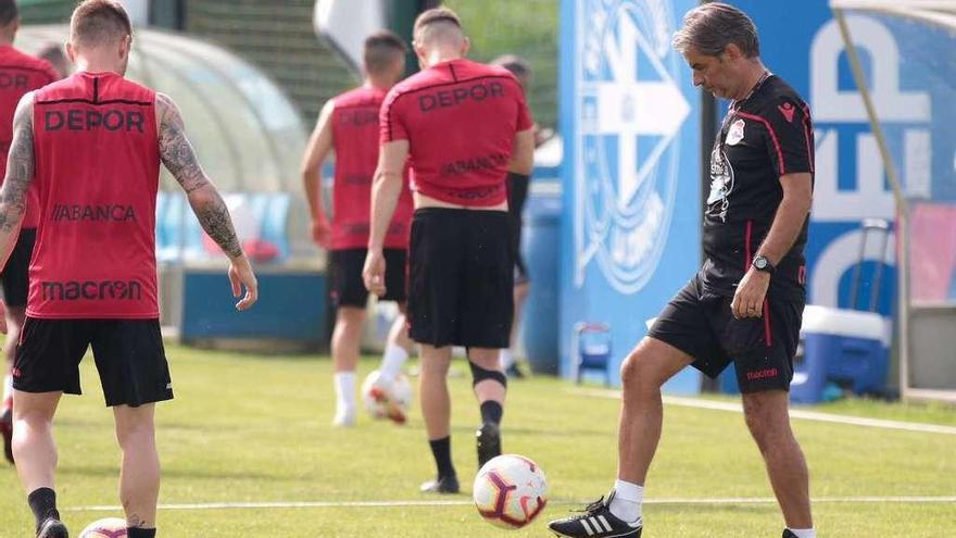 Natxo González golpea un balón durante un entrenamiento en la ciudad deportiva.