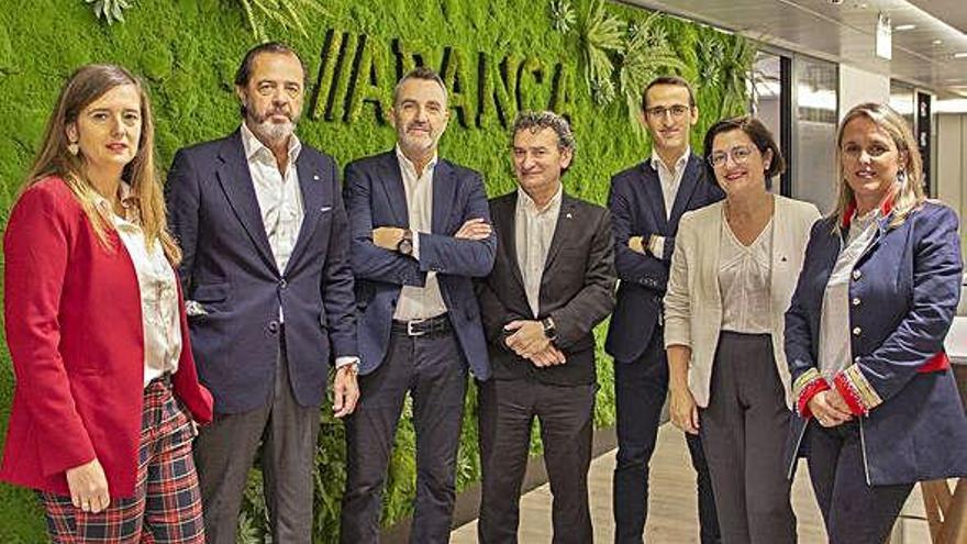 Directivos de Abanca y de Lanzadera (la aceleradora de empresas de Juan Roig), tras firmar el acuerdo.