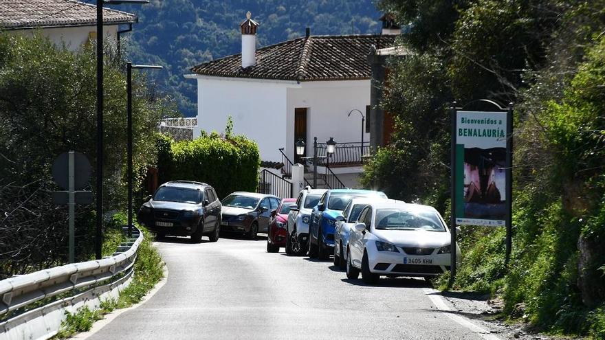 Una de las carreteras de entrada a Benalauría.