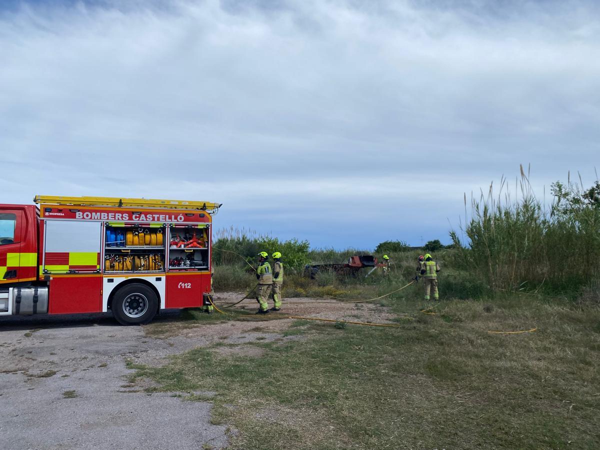 El camión de bomberos y los efectivos, en el incendio de este viernes en Castelló.