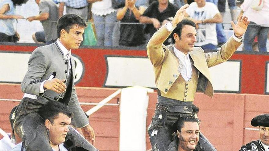 Andy Cartagena y Manuel Moreno salen a hombros del coso egabrense