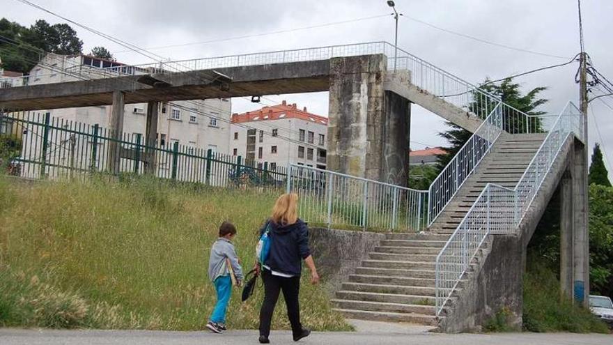 La pasarela sobre las vías del tren en el barrio de Cubillón, en Chapela, que será reformada.