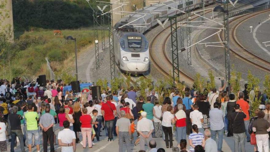 Víctimas y familiares del accidente del Alvia, durante el primer aniversario en julio del año pasado.