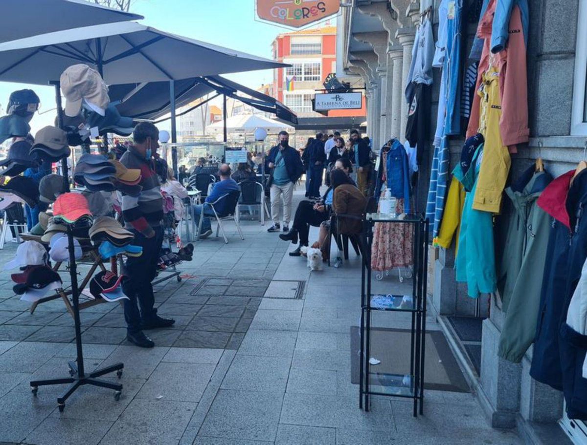 Comercios y negocios hostelerosde O Grove, el Viernes Santo . | // M. MÉNDEZ