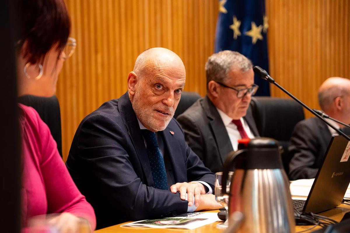 El presidente de LALIGA, Javier Tebas Medrano, comparece en Comisión de Educación, Formación Profesional y Deportes, en el Congreso de los Diputados, a 13 de mayo de 2025, en Madrid (España). Según Tebas, el fin de su comparecencia es trasladar su visión sobre el futuro de la industria del fútbol, ante los desafíos y retos que enfrenta en la actualidad. La comisión decidirá también sobre la solicitud de prórroga de los trabajos de la subcomisión relativa al Estatuto del Deportista