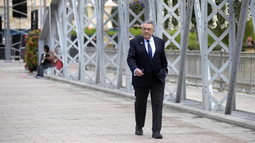 Manuel Escudero pasea por el Puente de Hierro de Murcia.