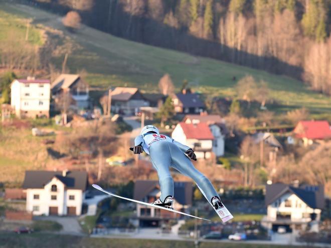 Piotr Zyla de Polonia vuela por los aires durante el evento por equipos de la Copa del Mundo de salto de esquí FIS en Wisla, Polonia.