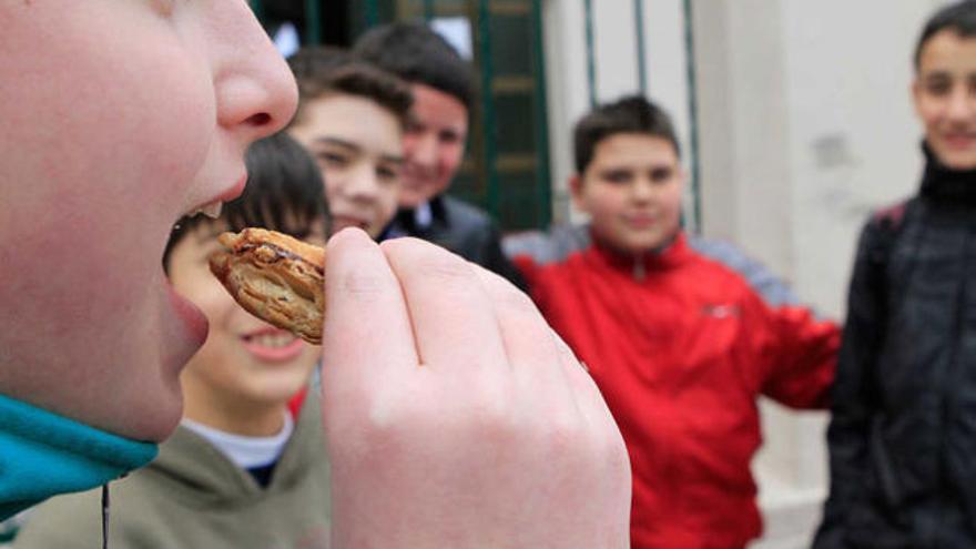 Niño comiendo una galleta