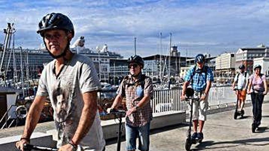 Grupo de turistas en patinete en A Coruña.