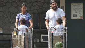 Zoe Saldana, con su marido, Marco Perego, y sus hijos, Cy y Bowie, a su salida de un supermercado de Los Ángeles.