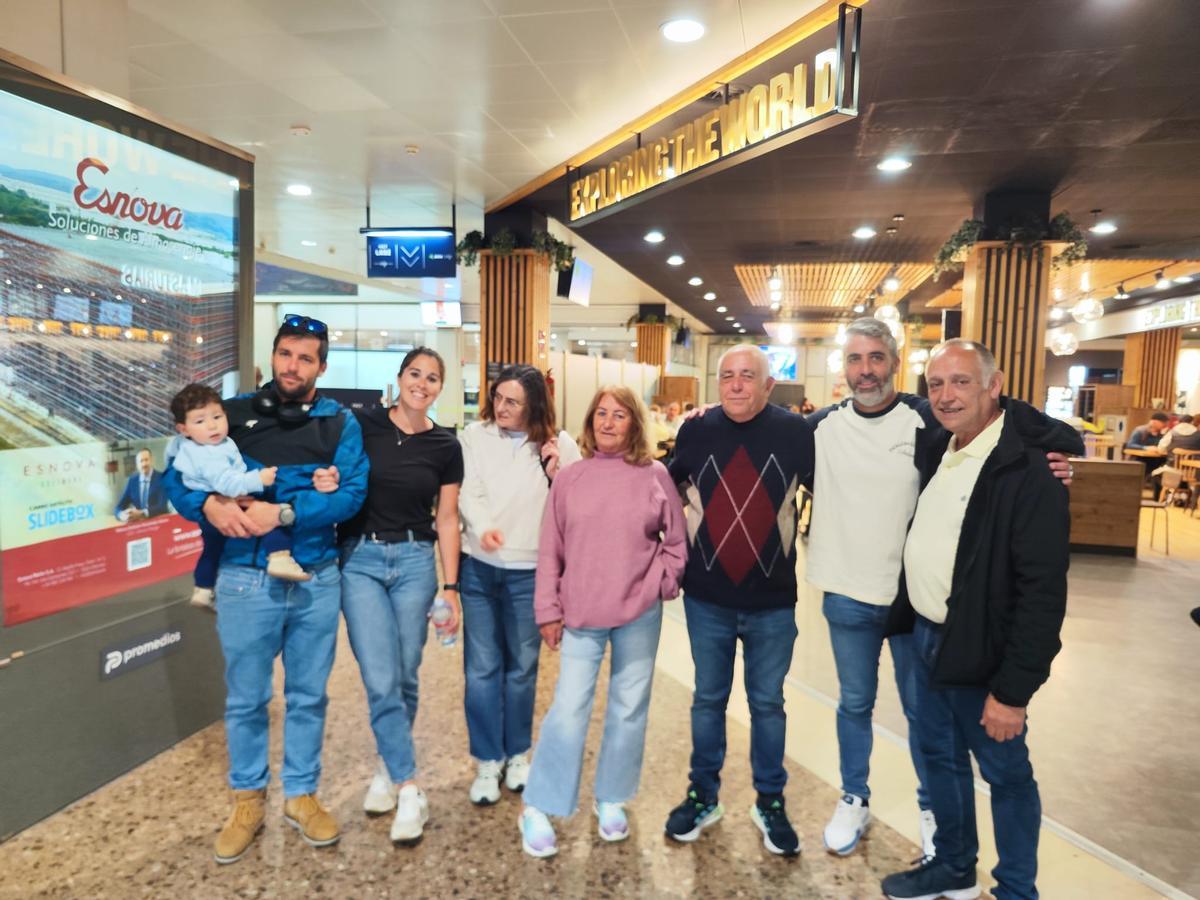 Una familia tinerfeña que vuelve a casa tras pasar en Asturias la Semana Santa. De izquierda a derecha, Pablo Álvarez y Cristina Pedrals, con su hijo Marc; Encarna Mesa, Fátima Rodríguez, José Manuel Álvarez, Gerardo Álvarez y Jesús Álvarez.