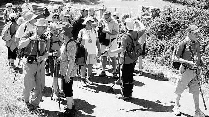 Algunos de los peregrinos de la Orden Militar del Camino, ayer, a su paso por Cudillero.