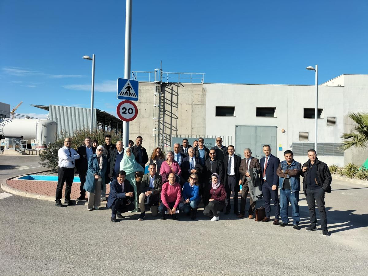 Representación de los expertos y expertas de siete países del sur y este mediterráneo en la visita a la planta desaladora de Mutxamel
