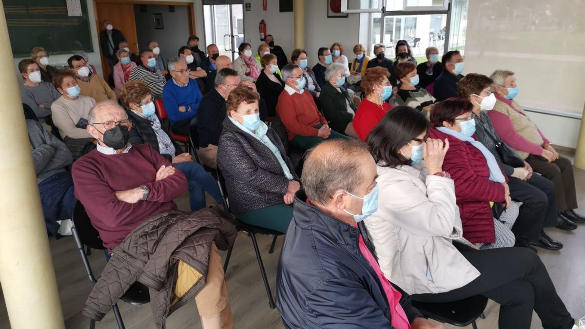 Vecinos asistentes a la asamblea de ayer en Domaio. |  