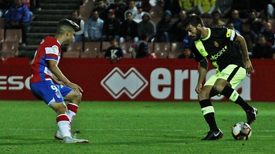 Salva Ruiz controla el balón ante un jugador del Granada.