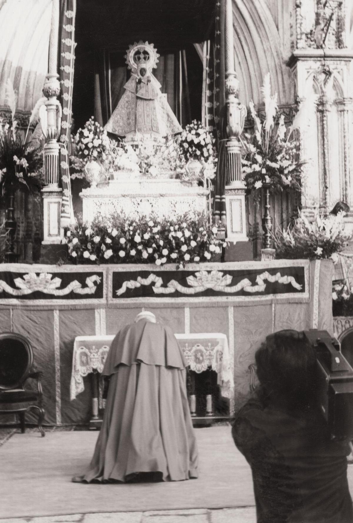 Juan Pablo II rezando ante la Virgen de Guadalupe.