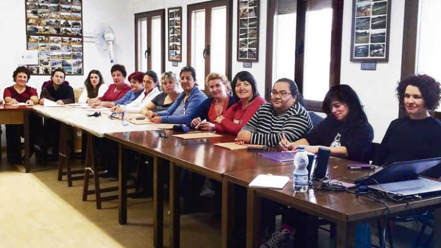 Participantes en el curso de técnico en animación de personas mayores y discapacitados que se celebra en Abelón de Sayago.